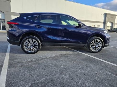 Used 2022 Toyota Venza XLE image 5