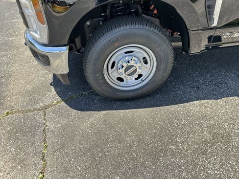 New 2025 Ford F250 XL w/ XL Chrome Package RWD image 20
