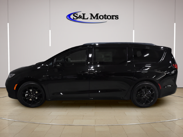 New 2026 Chrysler Pacifica Select w/ S Appearance Package FWD image 2