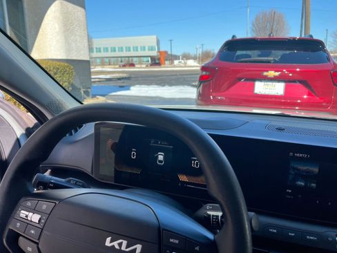 Used 2025 Kia K4 LXS image 33