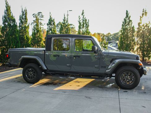 Used 2024 Jeep Gladiator Sport image 11