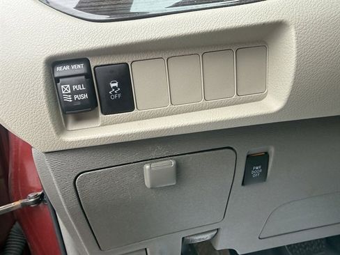 Used 2018 Toyota Sienna XLE image 11