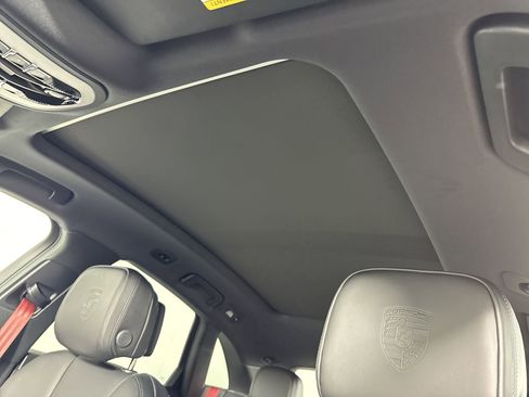 Certified 2025 Porsche Macan image 16