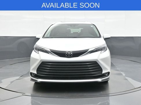 Used 2026 Toyota Sienna XLE FWD image 2