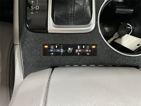 Used 2016 Toyota Highlander Limited image 32