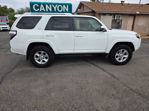 Used 2018 Toyota 4Runner SR5 AWD/4WD image 3