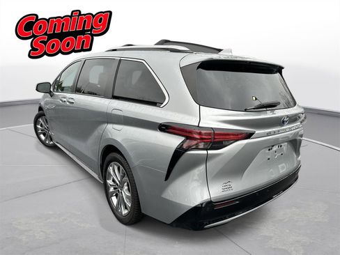 Used 2021 Toyota Sienna Platinum image 8