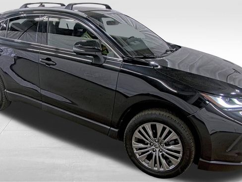 Used 2023 Toyota Venza XLE AWD/4WD image 3