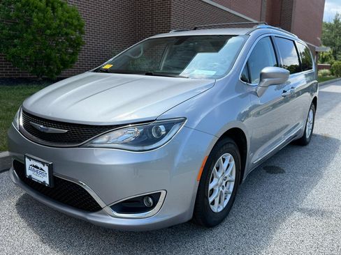 Used 2020 Chrysler Pacifica Touring-L FWD image 1