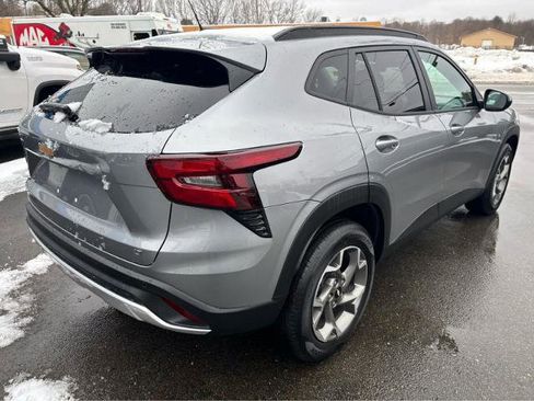 Used 2025 Chevrolet Trax LT w/ Sunroof Package image 11