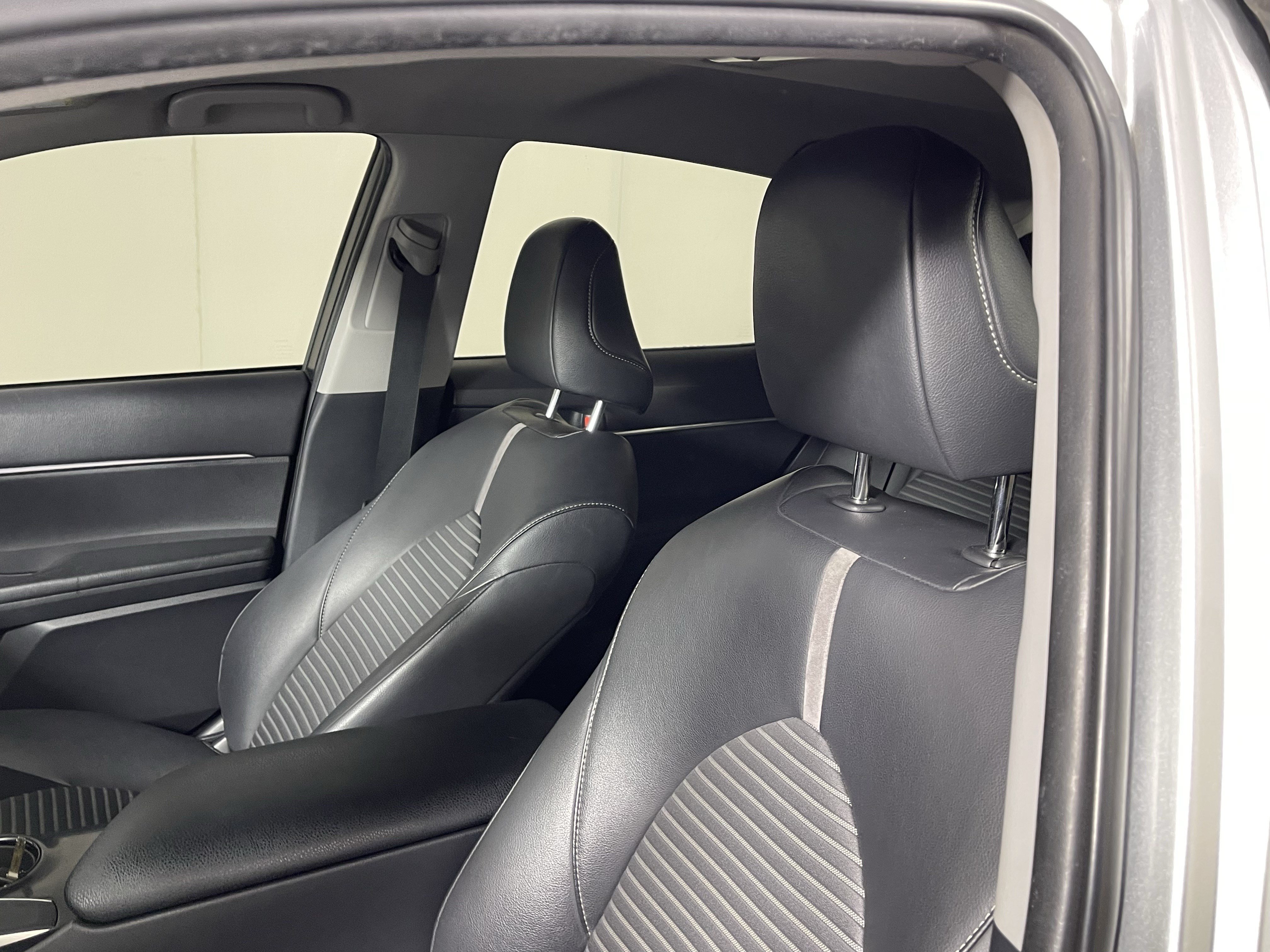 Used 2018 Toyota Camry SE FWD image 17