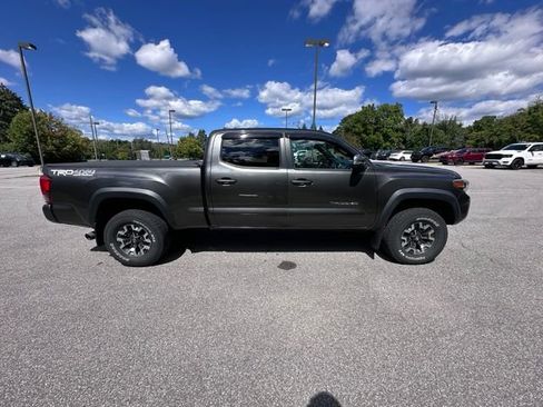 Used 2017 Toyota Tacoma TRD Off-Road w/ Premium & Technology Package AWD/4WD image 2
