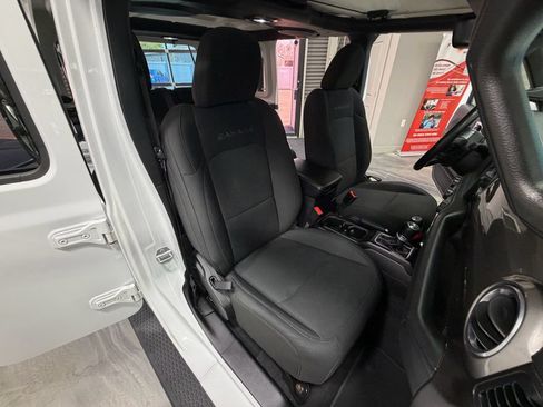 Used 2018 Jeep Wrangler Unlimited Sahara w/ Uconnect 4C Nav & Sound Group AWD/4WD image 4
