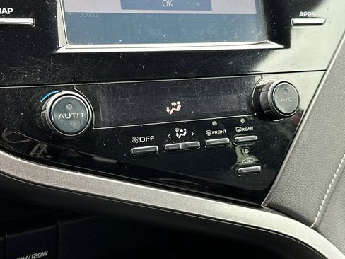 Used 2019 Toyota Camry SE image 24