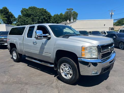 Used 2010 Chevrolet Silverado 2500 LT w/ Interior Plus Package AWD/4WD image 8