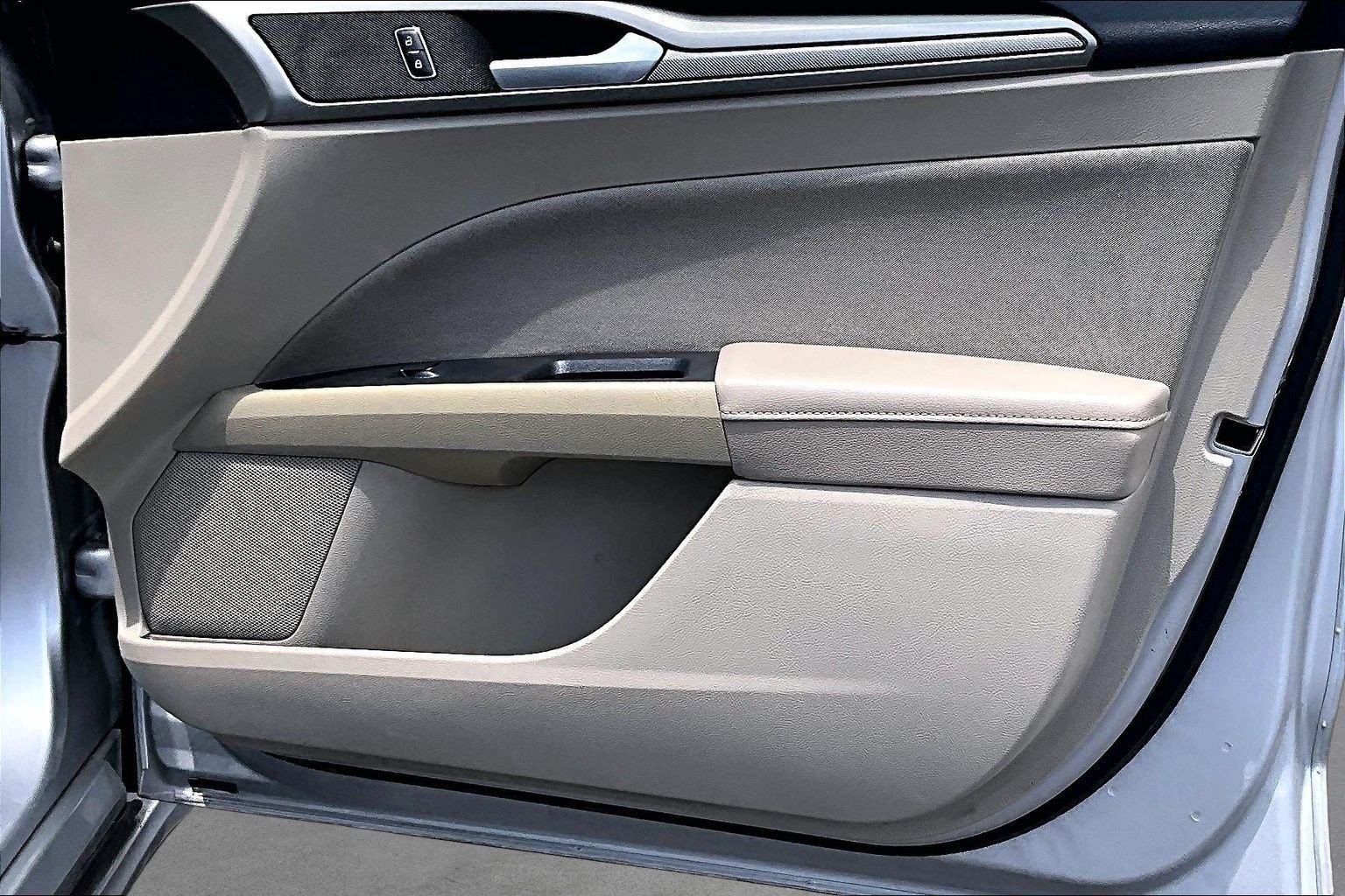 Used 2019 Ford Fusion SE FWD image 18