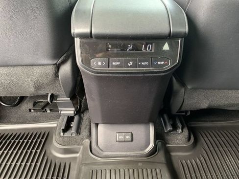 Used 2024 Toyota Highlander XLE FWD image 33