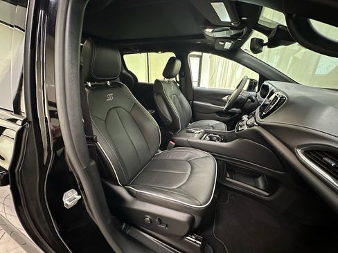 Used 2026 Chrysler Pacifica Limited w/ S Appearance Package FWD image 18