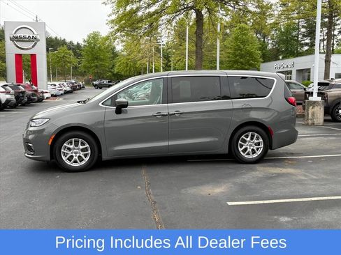 Used 2023 Chrysler Pacifica Touring-L FWD image 3