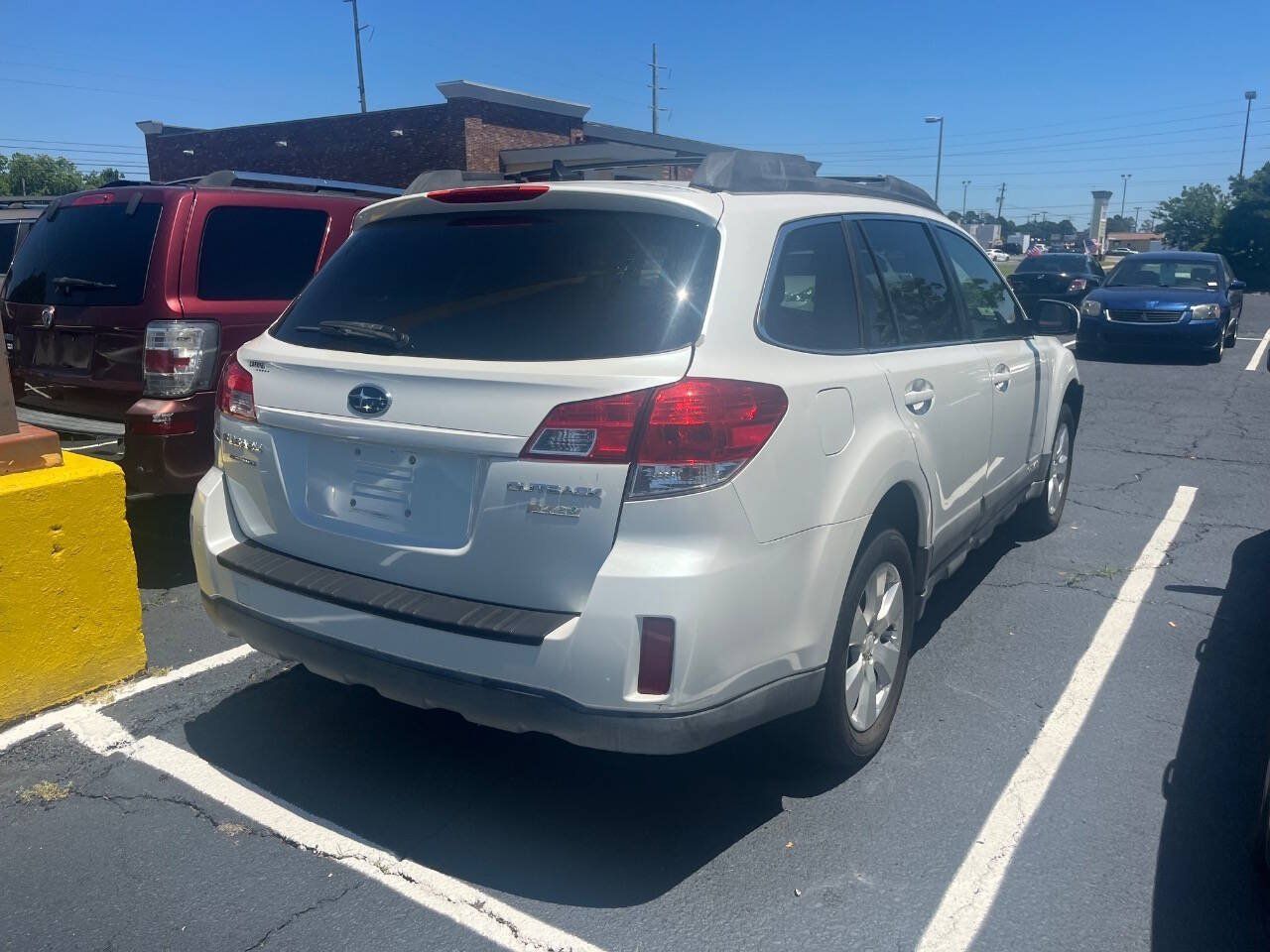 Used 2011 Subaru Outback 2.5i Premium AWD/4WD image 3