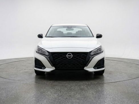 Used 2025 Nissan Altima 2.5 SV FWD image 2