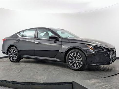 Used 2025 Nissan Altima 2.5 SV FWD image 11