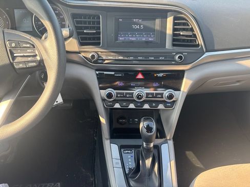 Used 2020 Hyundai Elantra SE FWD image 10