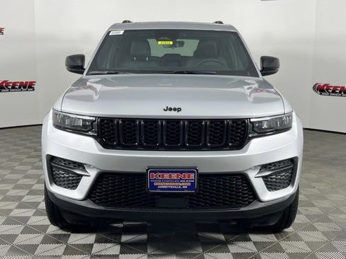 New 2025 Jeep Grand Cherokee Laredo image 4