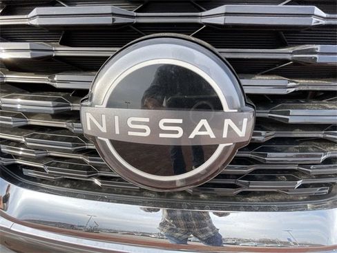 Used 2023 Nissan Rogue SL w/ SL Premium Package image 3