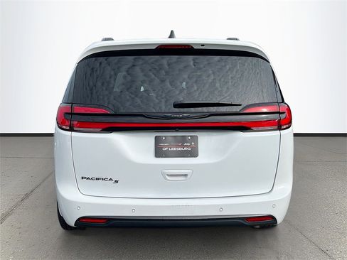 Used 2024 Chrysler Pacifica Touring-L w/ Uconnect Theater Family Group image 6