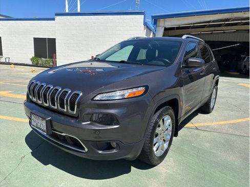 Used 2017 Jeep Cherokee Limited w/ Technology Group AWD/4WD image 2