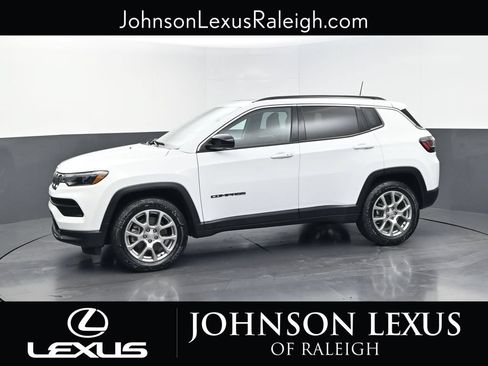 Used 2023 Jeep Compass Latitude w/ Sun and Sound Group AWD/4WD image 2
