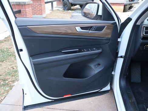 Used 2024 Volkswagen Atlas SE image 24