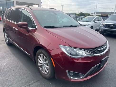 Used 2017 Chrysler Pacifica Touring-L FWD image 3