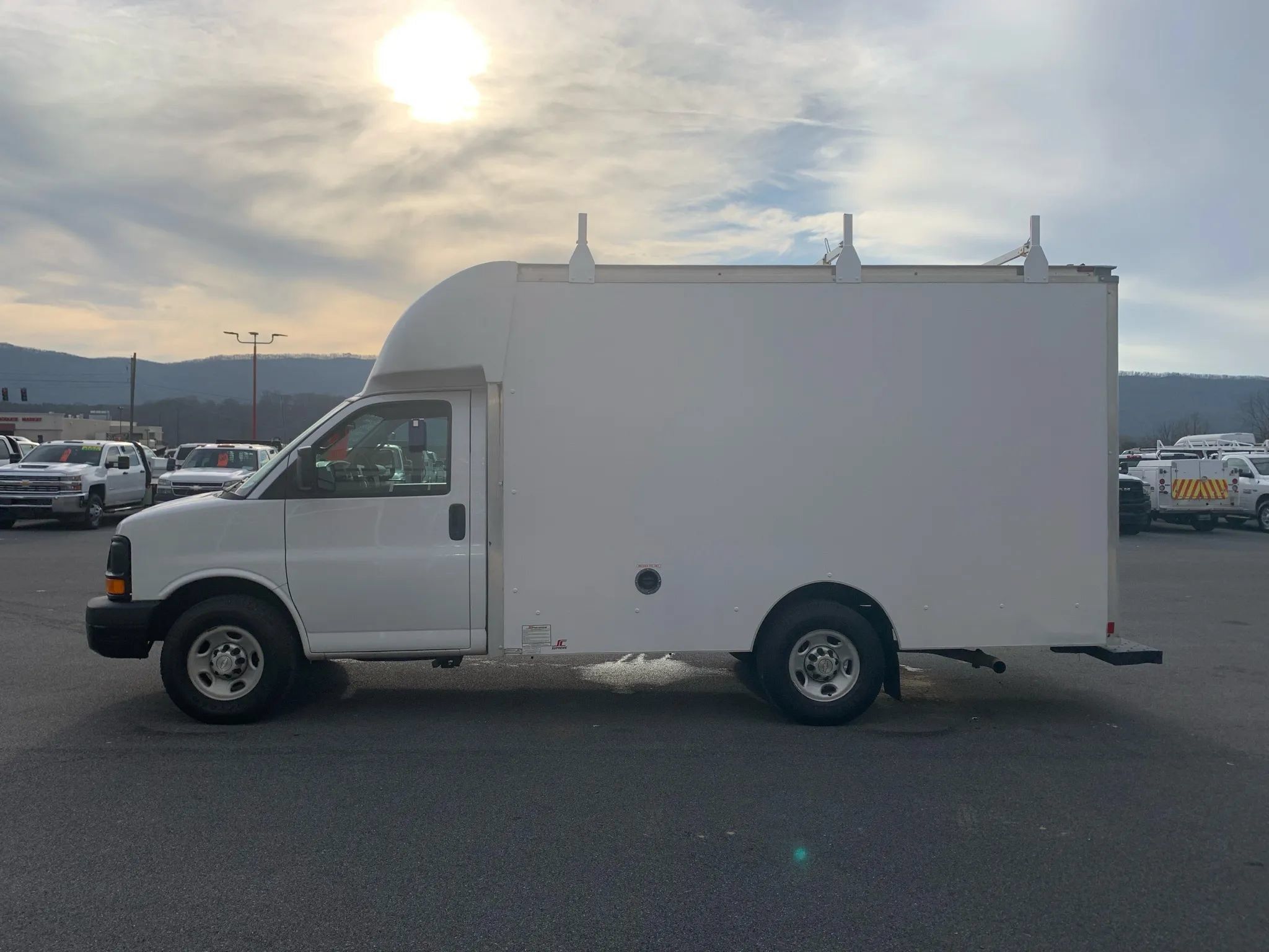 Used 2016 Chevrolet Express 3500 RWD image 5
