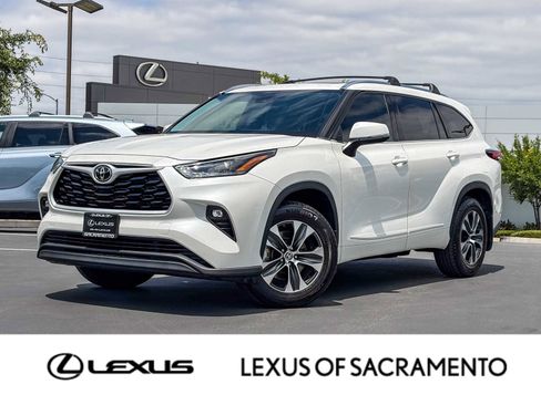 Used 2021 Toyota Highlander XLE FWD image 1