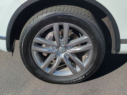 Used 2016 Volkswagen Touareg Sport image 9