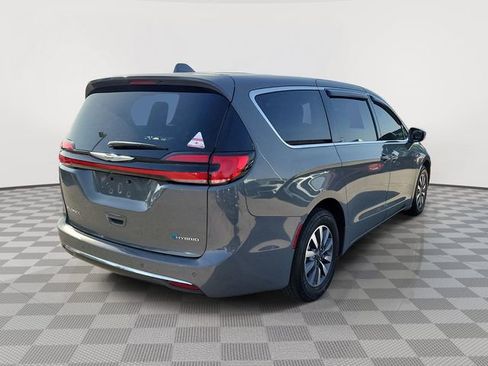 Used 2022 Chrysler Pacifica Touring-L w/ Uconnect Theater Family Group FWD image 5