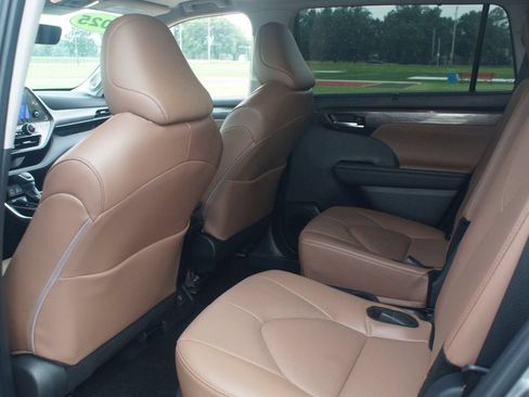 Used 2025 Toyota Highlander Limited AWD/4WD image 14