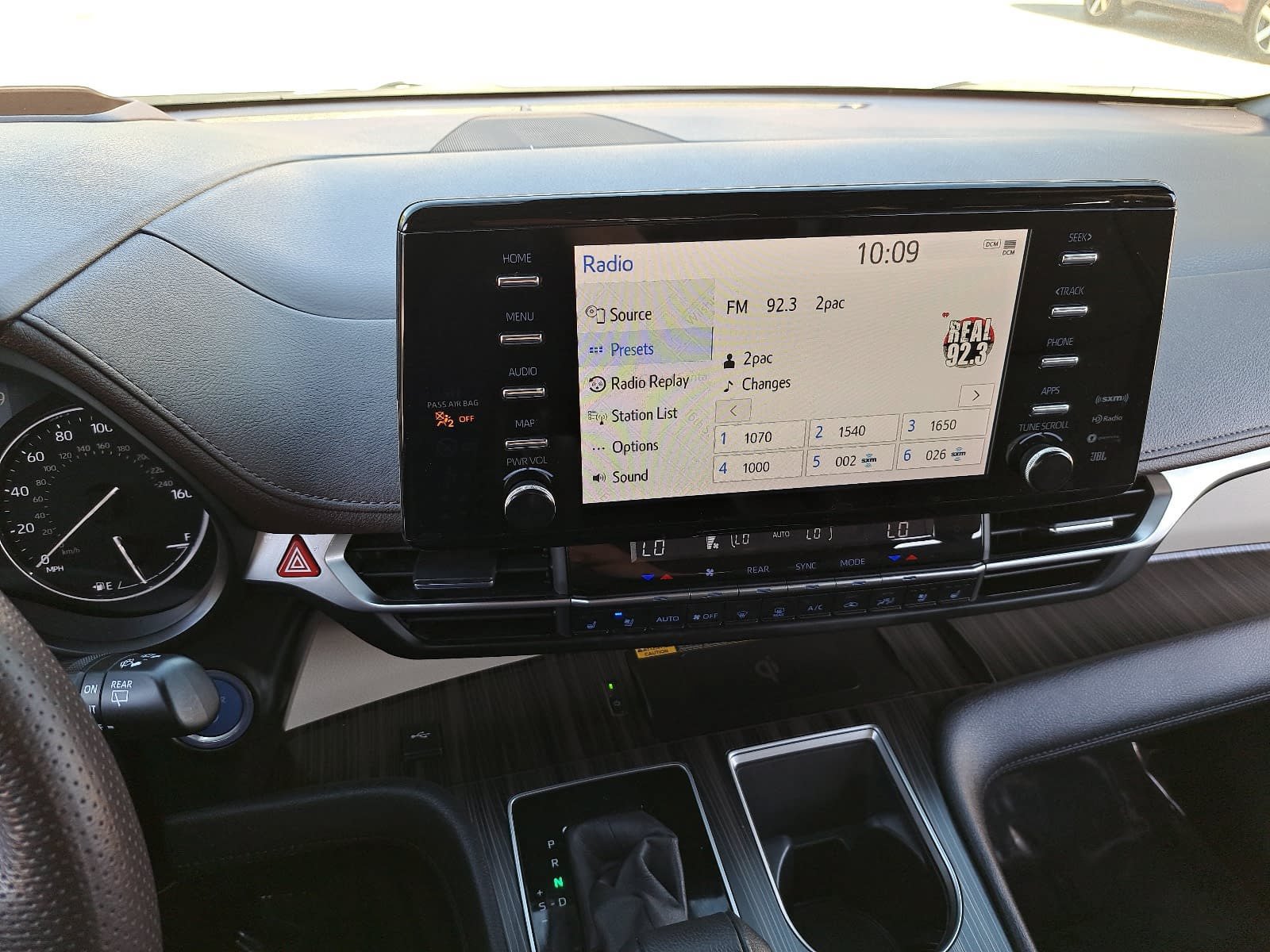 Used 2024 Toyota Sienna Platinum FWD image 22