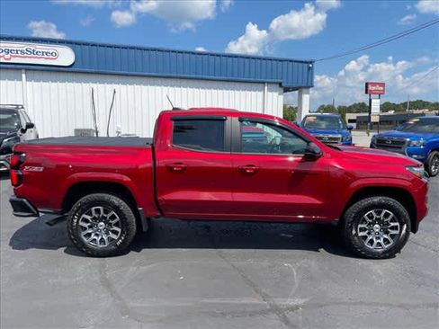 Used 2025 Chevrolet Colorado Z71 w/ Technology Package AWD/4WD image 2