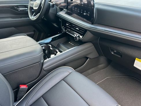 New 2025 Chevrolet Suburban Premier image 18