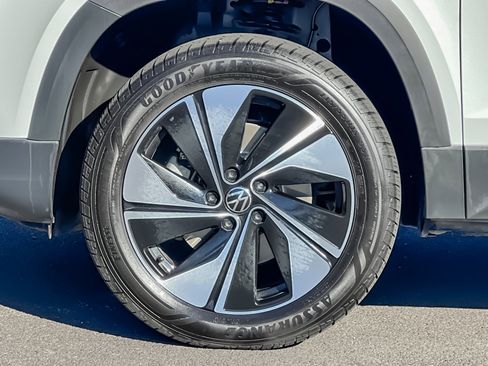 Used 2024 Volkswagen Taos SE image 37