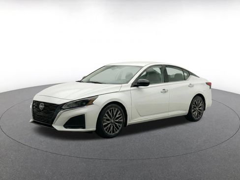 Used 2025 Nissan Altima 2.5 SV FWD image 3