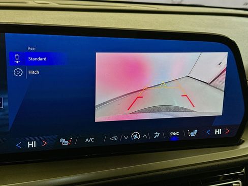 Used 2025 Chevrolet Traverse LT image 23