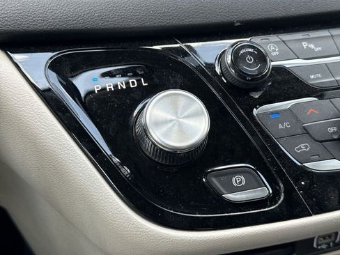 Used 2024 Chrysler Pacifica Touring-L FWD image 28