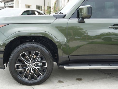Used 2025 Lexus GX 550 AWD/4WD image 11