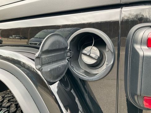 Used 2022 Jeep Wrangler Unlimited Rubicon w/ Xtreme Recon 35" Tire Package image 22