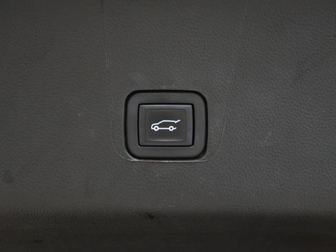 Used 2023 Chevrolet Traverse LT w/ LT Premium Package AWD/4WD image 12