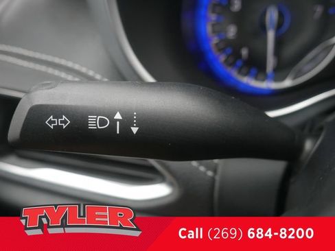 Used 2025 Chrysler Pacifica Limited FWD image 23